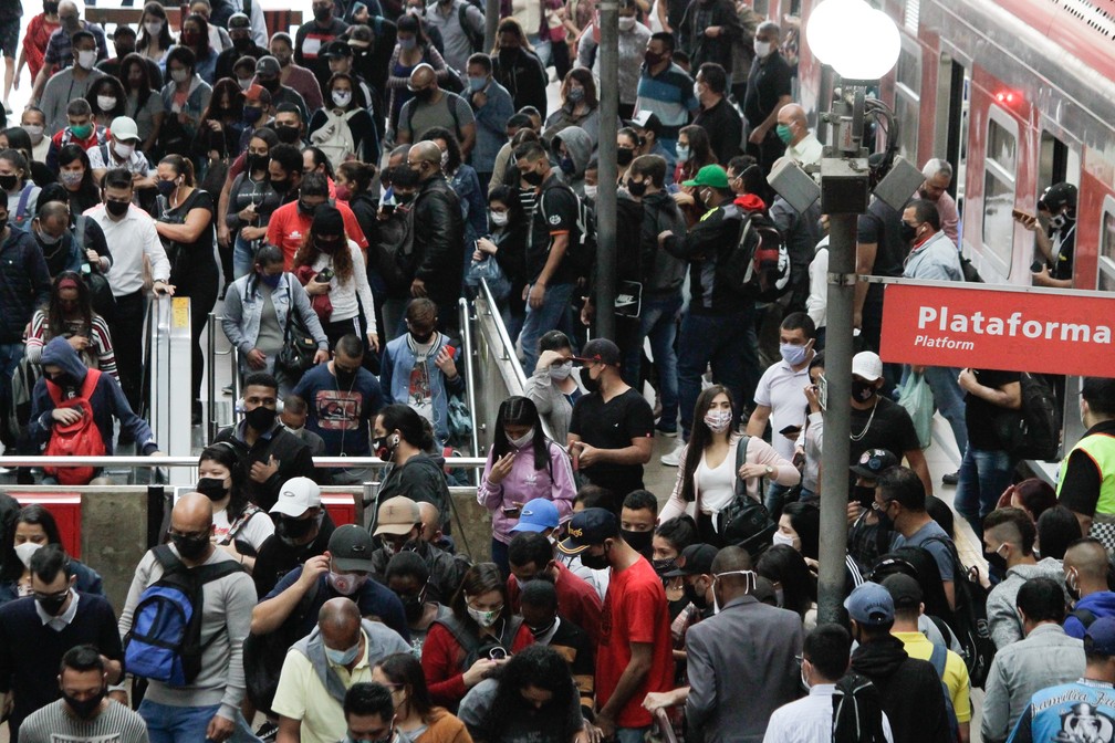 Movimento intenso de passageiros na Estação da Luz, na região central de São Paulo, na manhã desta quarta-feira (10) — Foto: Fábio Vieira/Fotorua/Estadão Conteúdo
