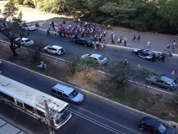 Após discussão, motorista persegue motociclistas e causa acidente em SE (Foto: Reprodução/Aracaju Como Eu Vejo)