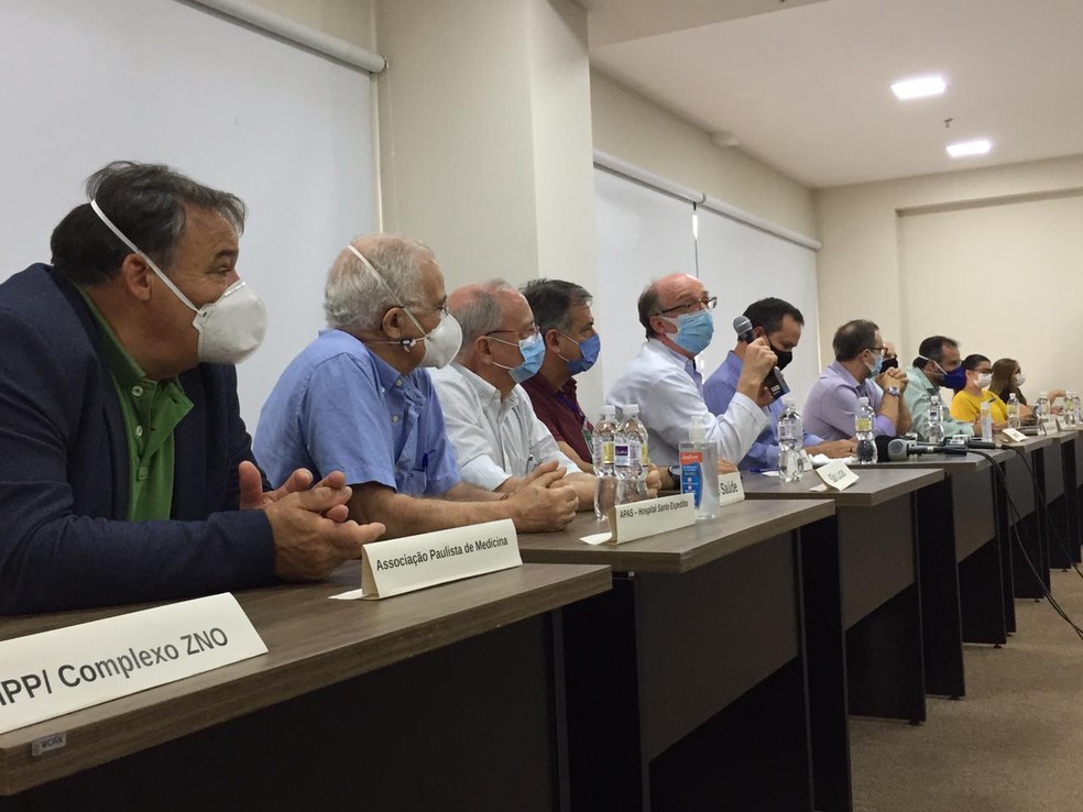 Representantes da saúde em Santos se reuniram em coletiva de imprensa nesta quinta-feira (18) — Foto: Matheus Tagé/Jornal A Tribuna