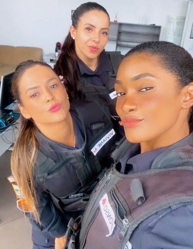 Erika Januza treinou e contracenou com policiais de verdade em Arcanjo Renegado (Foto: Reprodução/ Instagram)