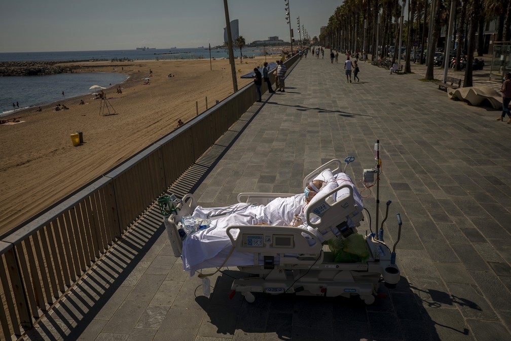 4 de setembro - Após 52 dias na unidade de terapia intensiva do hospital devido ao coronavírus, Francisco Espana foi autorizado por seus médicos a passar quase dez minutos à beira-mar como parte de sua terapia de recuperação, em Barcelona, na Espanha — Foto: Emilio Morenatti/AP