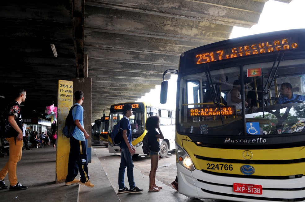 Passageiros esperam ônibus em fila no DF — Foto: Divulgação/Semob