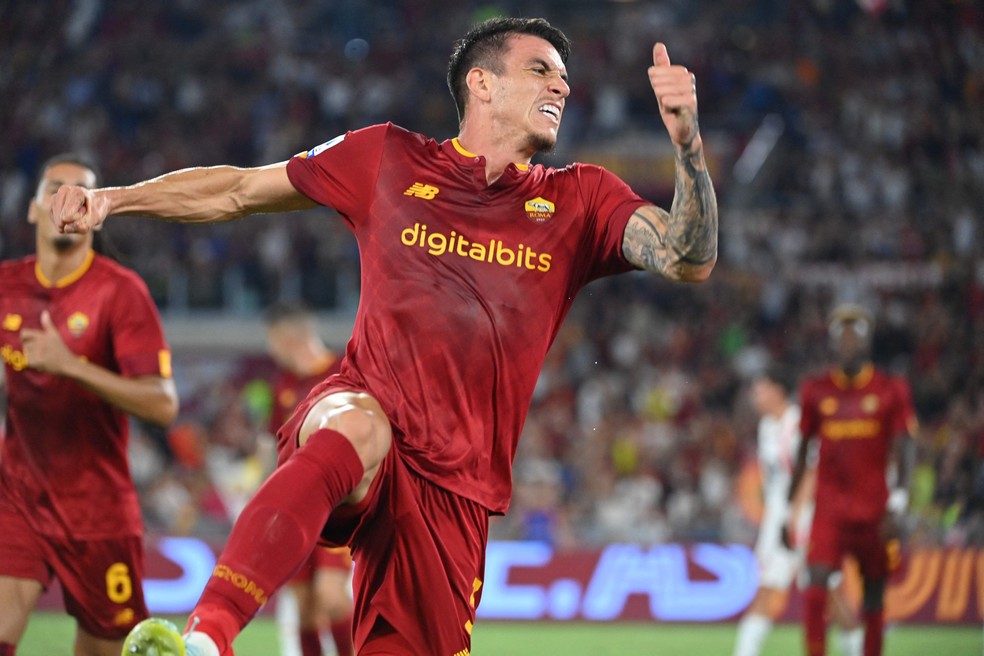 Ibañez foi campeão da Conference League pela Roma  — Foto: Alberto PIZZOLI / AFP