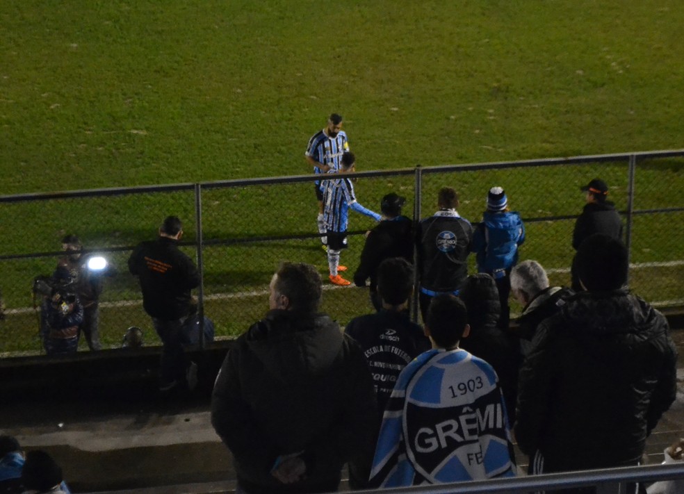 Douglas conversa com Pepê antes do jogo (Foto: Eduardo Moura)
