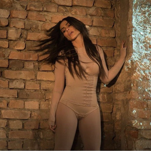 Cleo Pires posa com look 100% bege (Foto: Reprodução/Instagram)