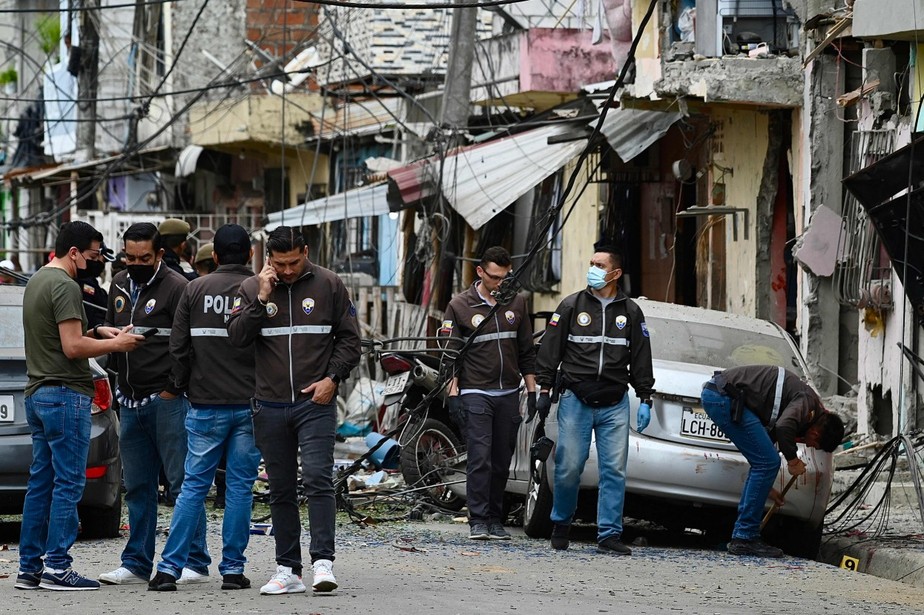 Policiais inspecionam o local de uma explosão que o governo equatoriano atribui ao crime organizado