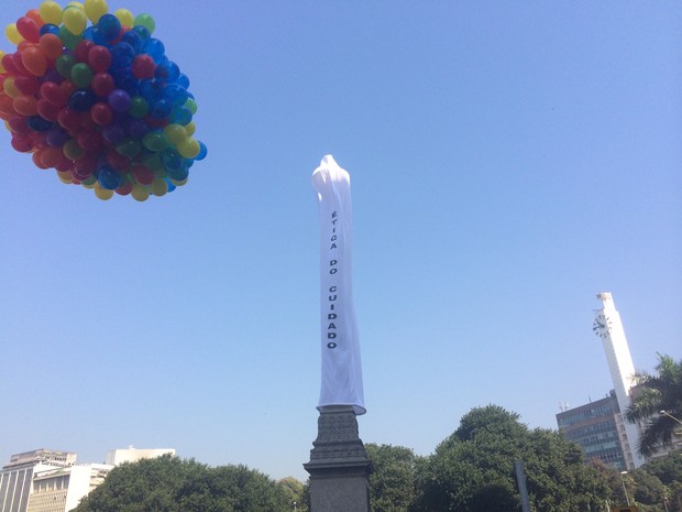 Integrantes do movimento LGBT colocaram uma camisinha gigante no obelisco da Avenida Rio Branco, no Centro, na manhã deste sábado (2). A ação teve apoio da Comissão pelo Cumprimento das Leis da Assembleia Legislativa, do Grupo Arco-Íris e do Fórum de ONG/ (Foto: Guilherme Brito/G1)