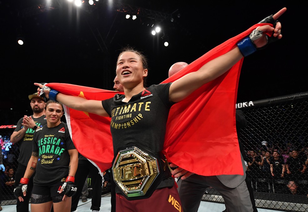 Weili Zhang bateu Jéssica Bate-Estaca no UFC Shenzhen e se tornou a primeira chinesa campeã do Ultimate — Foto: Getty Images