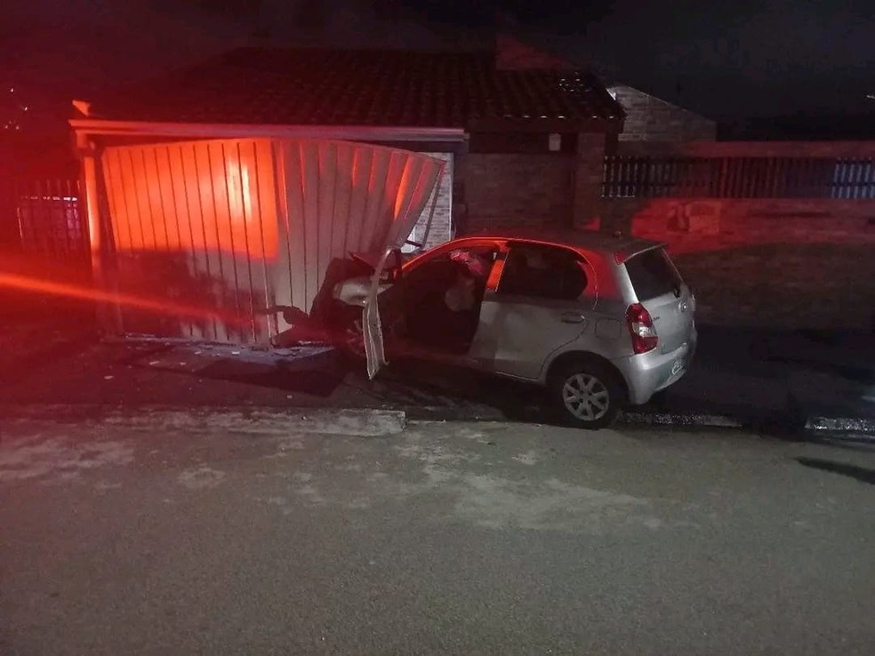 Motorista bate carro contra portão de casa e é preso por embriaguez ao volante em Itapetininga  — Foto: Jornal de Itapetininga/ Reprodução 