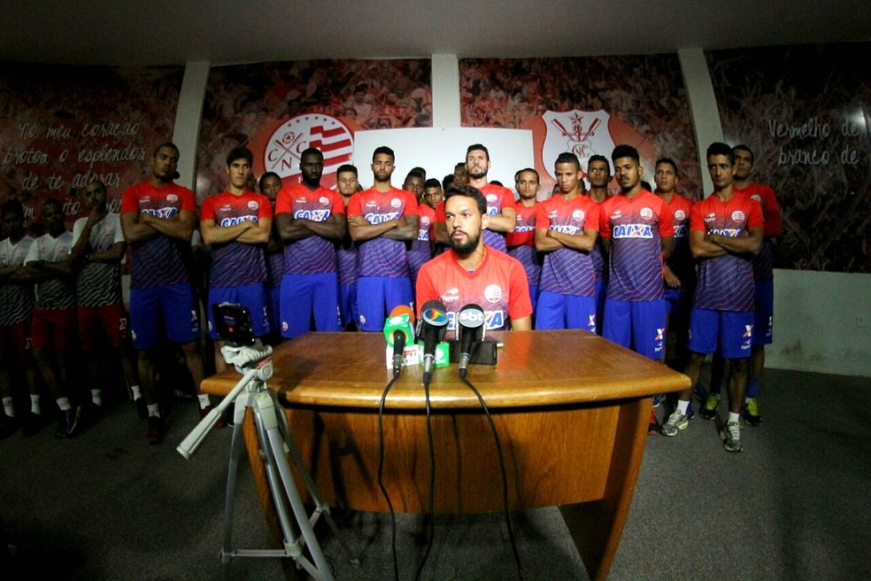 Jogadores do Náutico fizeram greve rápida e convocaram coletiva (Foto: Marlon Costa / Pernambuco Press)