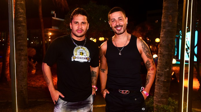 Separados, Carlinhos Maia e Lucas Guimar&atilde;es chegam juntos &agrave; Farofa da GKay  | Eventos | Quem