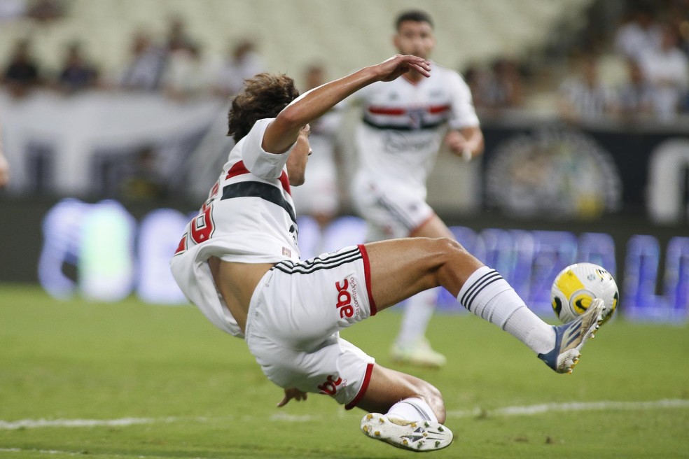 Igor Gomes se esforça para dar a assistência para Bustos fechar a vitória do São Paulo — Foto: Miguel Schincariol / saopaulofc.net