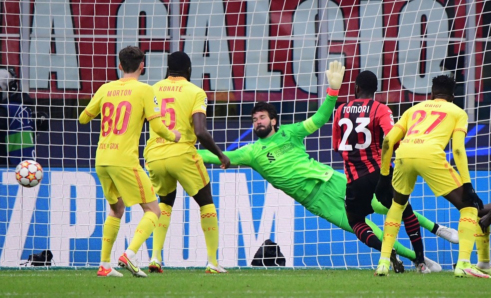 Tomori pega o rebote, e Alisson se estica, mas não evita o gol do Milan contra o Liverpool — Foto: Alberto Lingria/Reuters