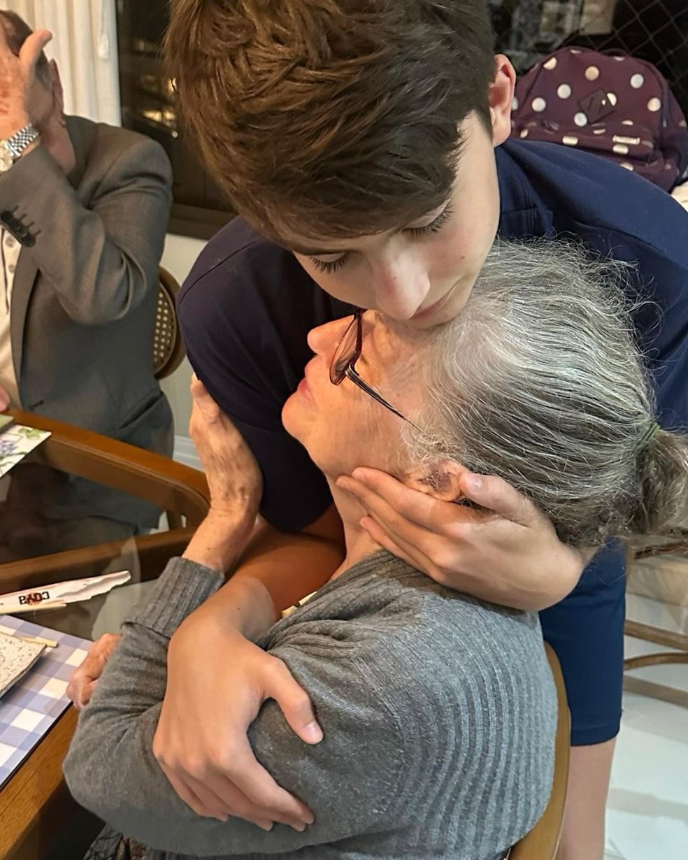 O carinho entre Benjamin, filho mais velho de Gisele Bündchen, e Vânia, mãe da modelo — Foto: Reprodução/Instagram