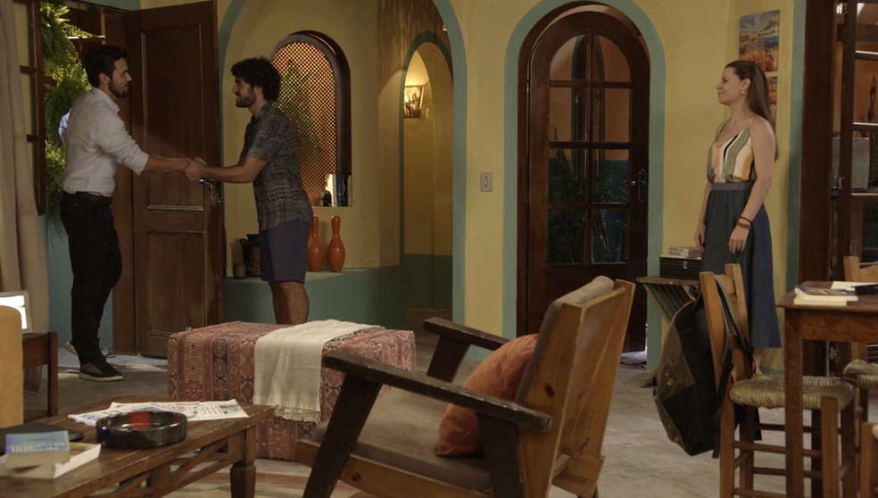 Juan (José Condessa) recebe Rafael (Bruno Ferrari) com Gabi (Nina Frosi) em 'Salve-se Quem Puder' — Foto: Globo