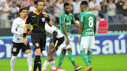 Árbitro dá sua versão sobre pênalti polêmico no jogo entre Corinthians e Palmeiras