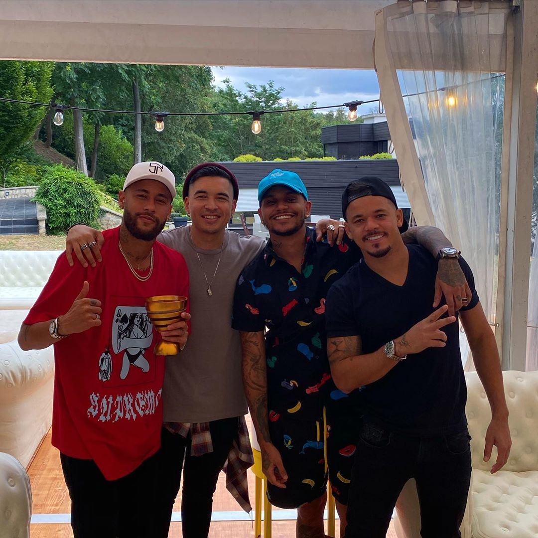 Neymar faz festa com amigos (Foto: Reprodução / Instagram)