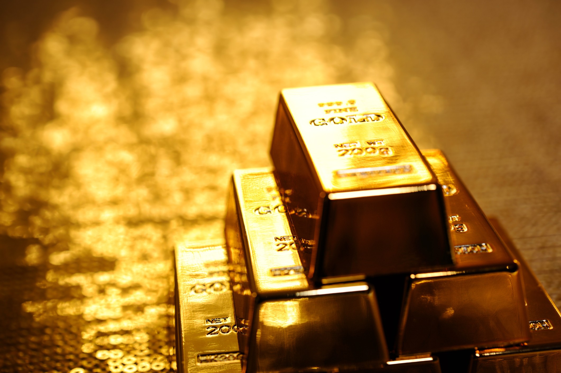 Ouro atinge menor valor em um ano devido a inflação e juros elevados nos EUA
