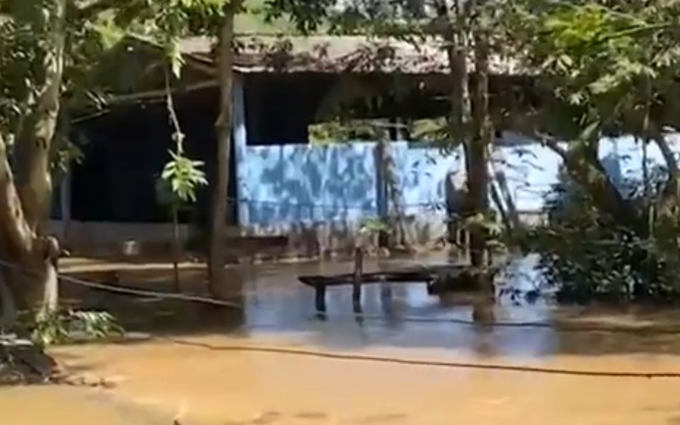 Ruas de Medeiros Neto ficaram alagadas após cheia do rio nesta sexta-feira (16) — Foto: Reprodução TV Santa Cruz