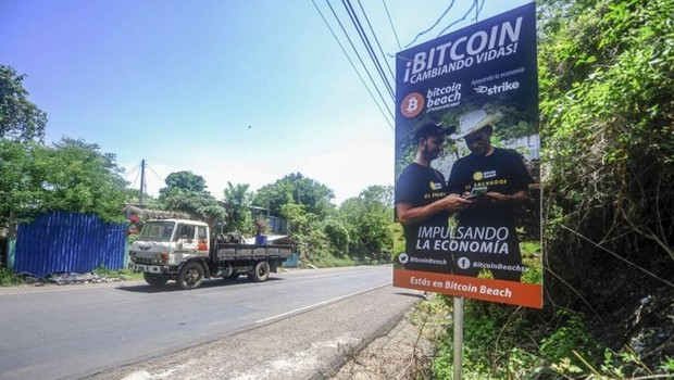 BBC- Bukele defende a implantação do bitcoin como motor da economia do país (Foto: Getty Images via BBC)