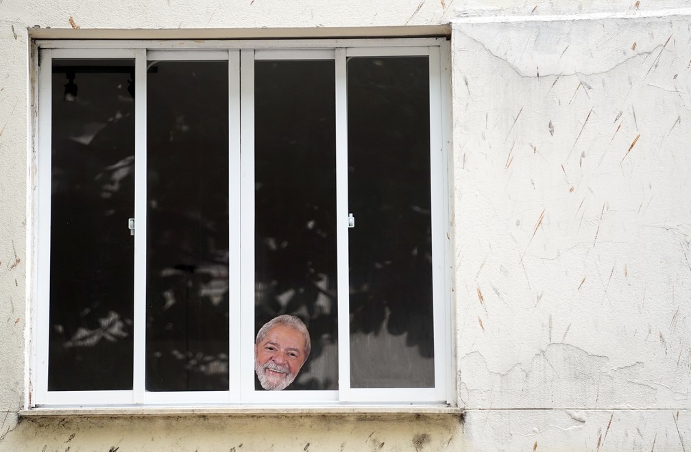 Morador cola o rosto do ex-presidente Lula na janela de casa em Copacabana, Zona Sul do RJ — Foto: Marcos Serra Lima/g1