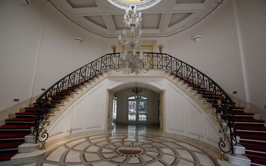 Escadarias da mansão que pertencia ao empresário de origem chinesa Zhenli Ye Gon, na Cidade do México, em foto de 30 de julho — Foto: AP Photo/Ginnette Riquelme