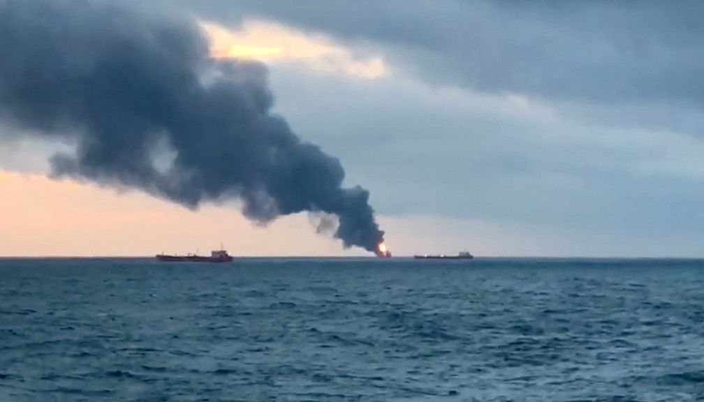 Fumaça de incêndio que atingiu navios na Crimeia — Foto: Reuters TV/Reuters