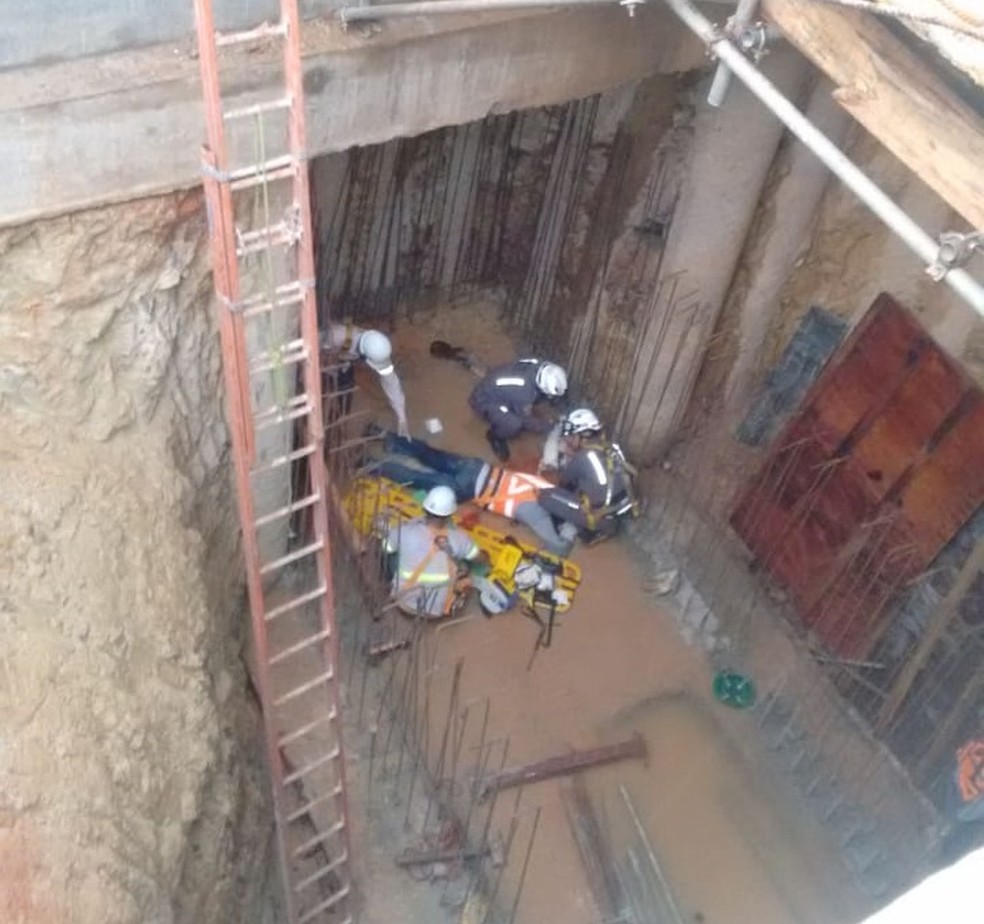 A queda aconteceu depois que o homem, que trabalhava na construção, se desprendeu do sistema de ancoragem — Foto: CBMBA