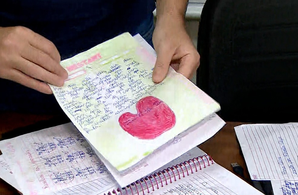 Polícia apreende diário em que menina que morreu castigada com jejum relata rotina — Foto: Robson Carvalho/ TV Vanguarda