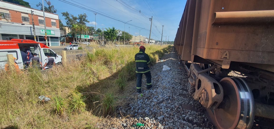 Andarilho fica em estado grave ao ser atropelado por trem em Juiz de Fora 