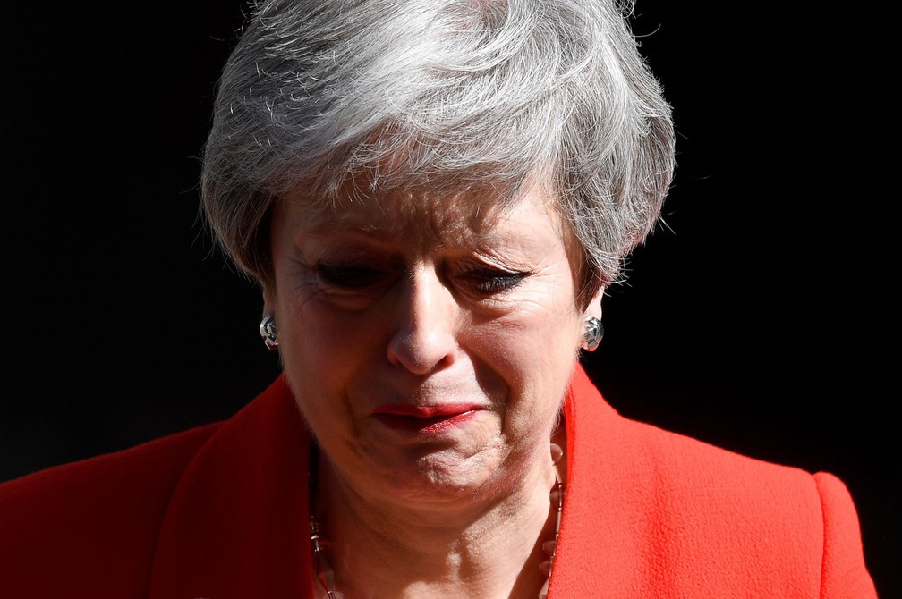 24 de maio - A primeira-ministra britânica, Theresa May, chora ao anunciar sua renúncia do cargo, em Londres, após a líder do Partido Conservador fracassar na condução do Brexit, processo de saída do Reino Unido da União Europeia — Foto: Toby Melville/Reuters