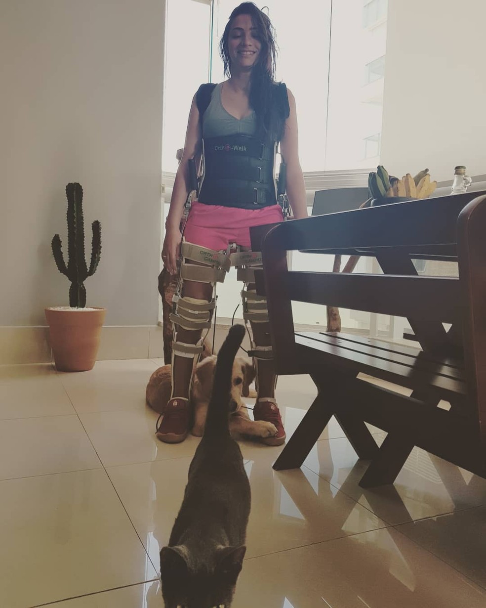LaÃ­s Souza usando ortho walk, acompanhada do seu cÃ£o e o do seu gato â Foto: Arquivo Pessoal
