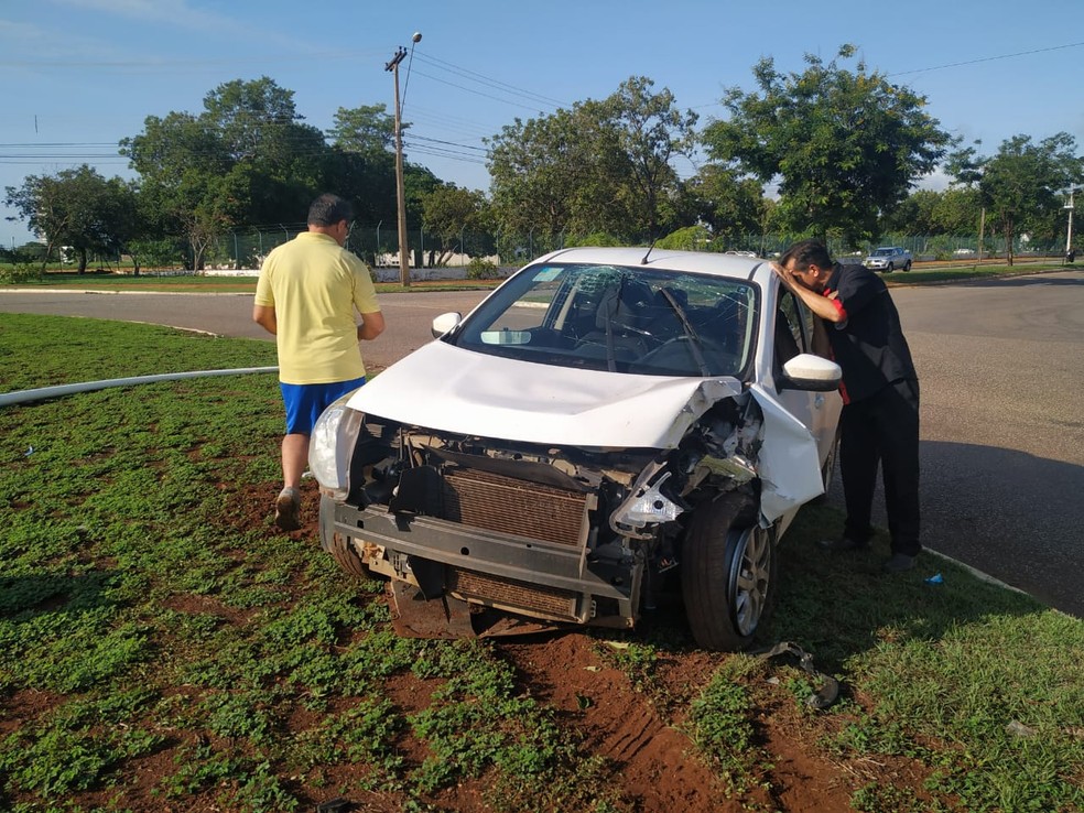 Carro invade rotatória e derruba poste em Palmas — Foto: Divulgação