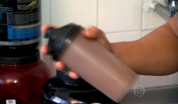 Apesar de ser destinado a atletas, suplementos são comumente usados por quem frequenta academias. (Foto: Reprodução/TV Globo)