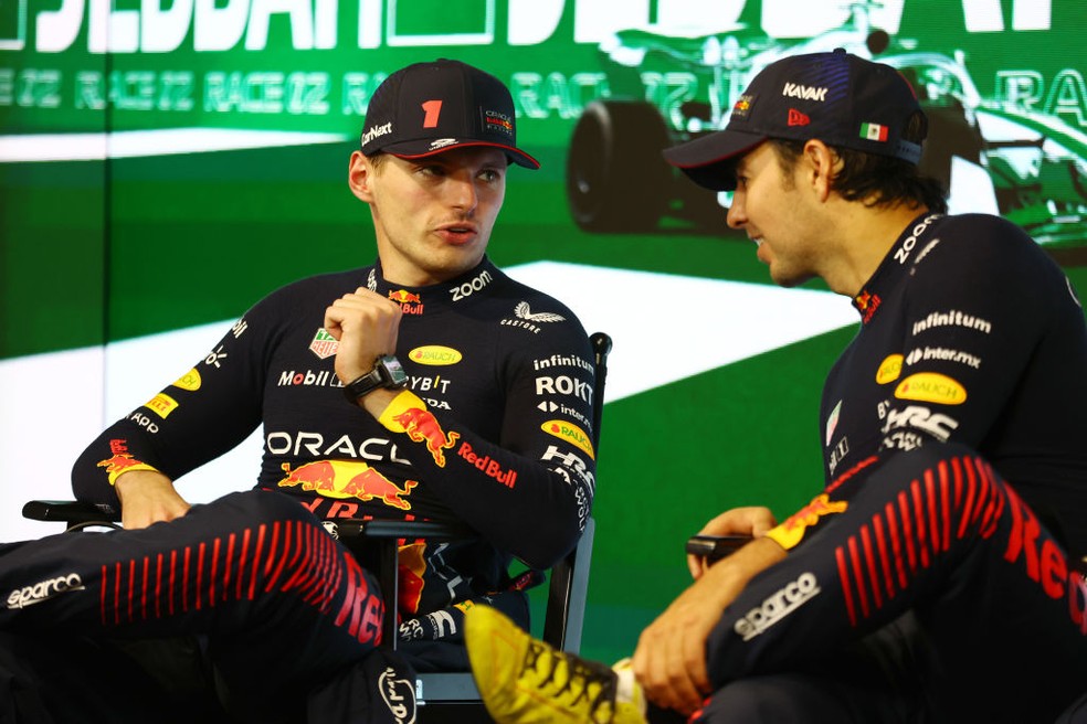 Max Verstappen e Sergio Pérez conversam em entrevista após o GP da Arábia Saudita — Foto: Bryn Lennon/Getty Images