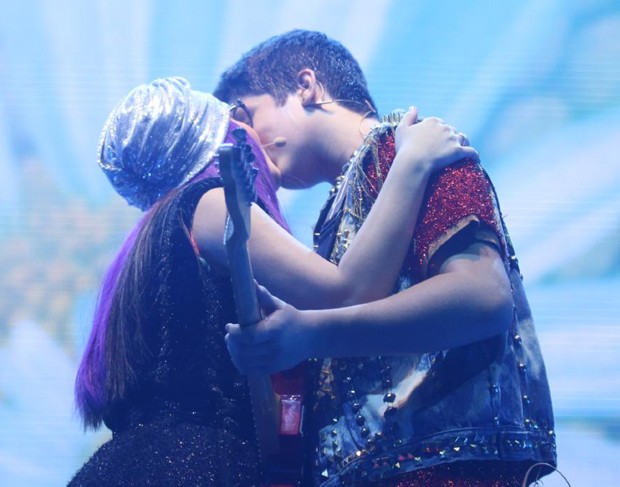 Larissa Manoela e João Guilherme se beijam no palco Quem Popquem