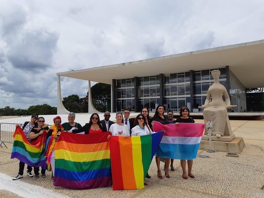 Grupos LGBTs se reuniram em frente ao STF para acompanhar julgamento de ação que criminaliza a homofobia, em fevereiro — Foto: Arquivo pessoal