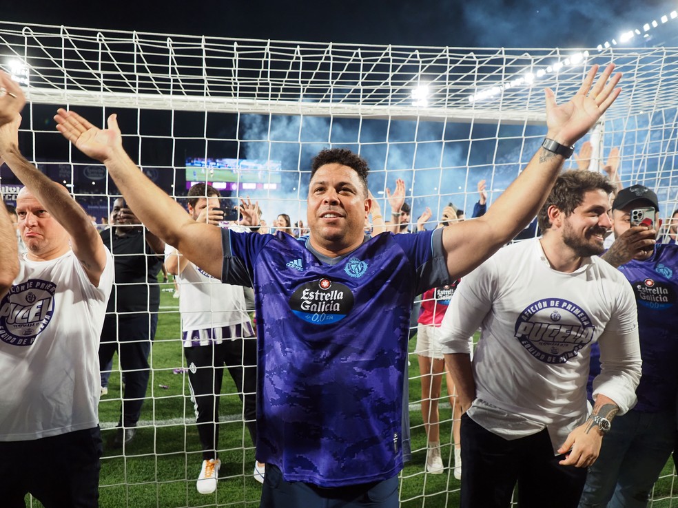 Ronaldo comemora acesso do Valladolid � elite da Espanha com torcida � Foto: R. Garc�a/EFE