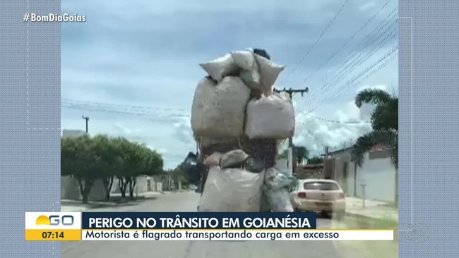 Motorista  filmado carregando carga em excesso, em Goiansia