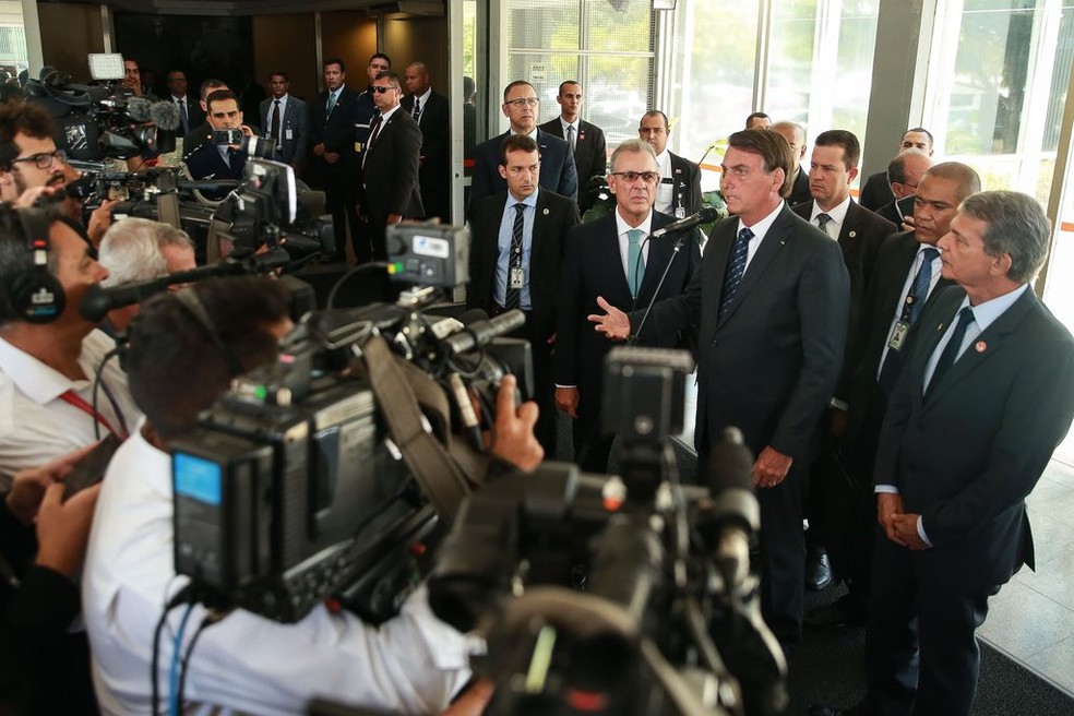 O presidente Jair Bolsonaro deu entrevista no Ministério de Minas e Energia, após reunião com o ministro Bento Albuquerque — Foto: José Cruz/Agência Brasil