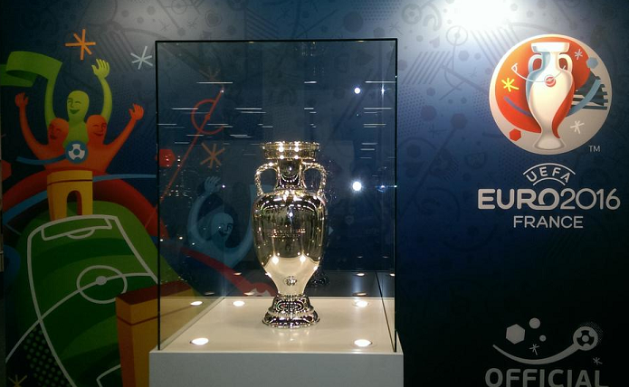 Taça da Euro está no estande da Konami na Gamescom (Foto: Divulgação/Konami)