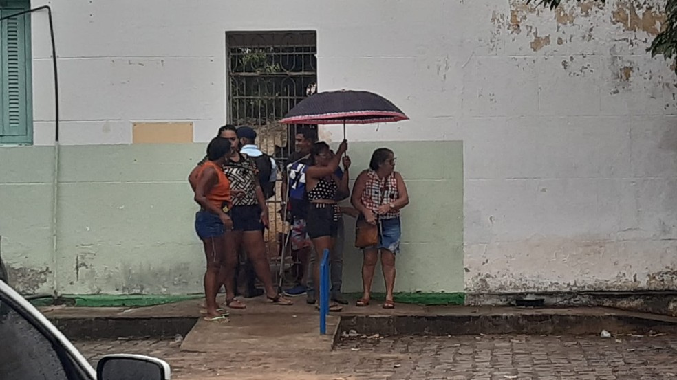 Pacientes esperam distribuição de medicamento no Hospital João Machado, em Natal — Foto: Sérgio Henrique Santos/Inter TV Cabugi