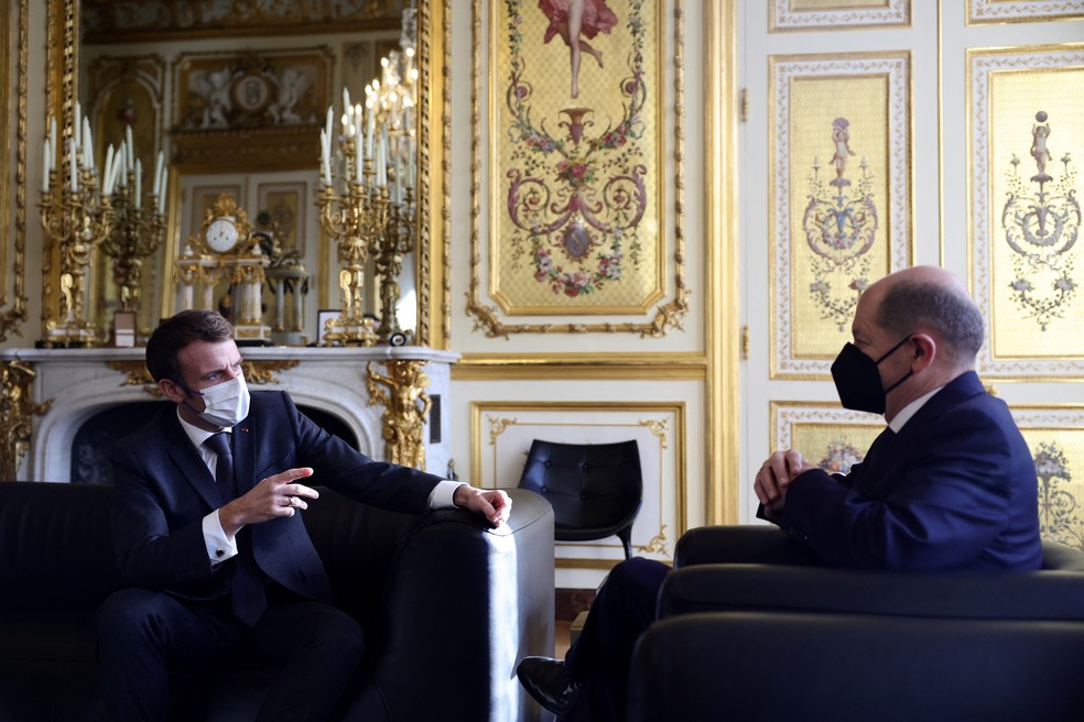 Emmanuel Macron (esq.) e Olaf Scholz (dir.) no Palácio do Eliseu em Paris, em 10 de dezembro de 2021 — Foto: Sarah Meyssonnier/Reuters/Pool
