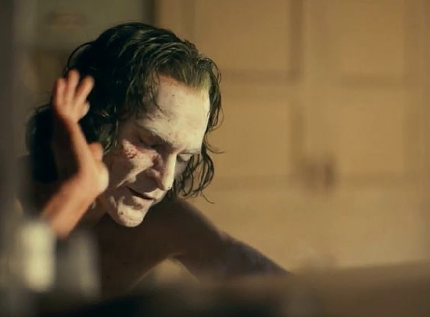 O ator Joaquin Phoenix no vídeo de bastidores de Coringa (2019) no qual ele surta com o diretor de fotografia da produção (Foto: Reprodução)