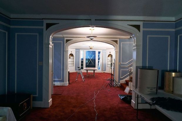 Os cenários do longa reproduzem uma casa quase fiel à original comprada pelo cantor, com carpete vermelho e paredes azuis (Foto: Warner Bros. Pictures / Reprodução)