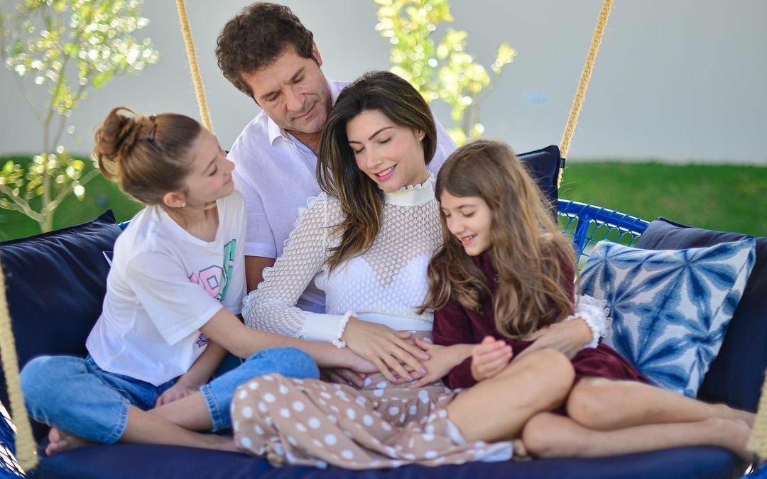 Daniel e Aline, que esperam Olívia, com as filhas Lara e Luiza (Foto: Reprodução do Instagram)