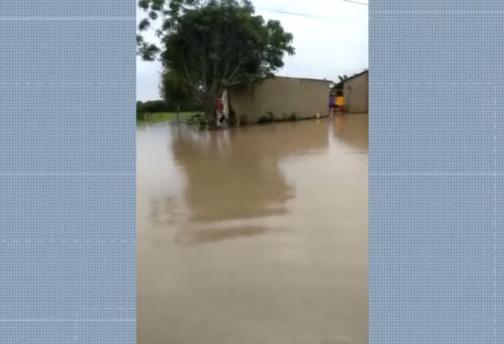 Moradores reclamam de alagamentos e falta de infraestrutura após chuvas em Vitória da Conquista — Foto: Reprodução/TV Bahia