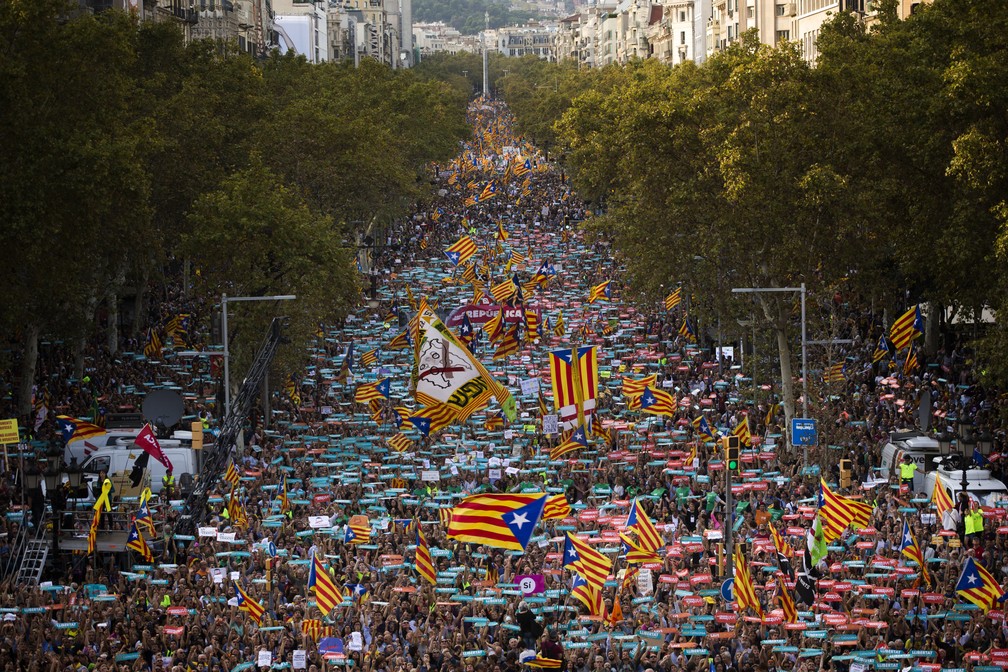 Manifestantes se reúnem em Barcelona, na Espanha, para protestar contra decisão do governo da Espanha para restabelecer a ordem constitucional na região (Foto: AP Foto/Emilio Morenatti)