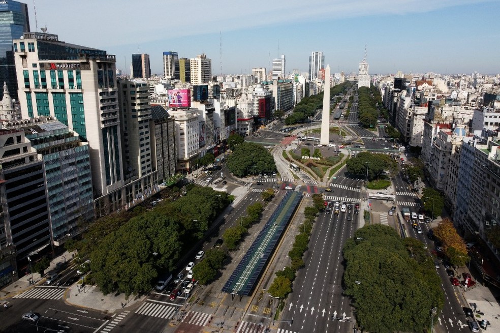 Vista aérea da Avenida 9 de Julho, cartão postal de Buenos Aires — Foto: Juan Mabromata / AFP