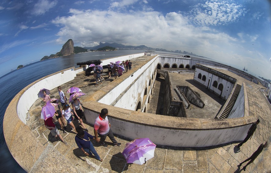 Turistas visitam a Fortaleza de Santa Cruz, em Niterói